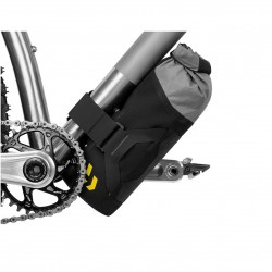 Apidura - geanta cadru bicicleta cu prindere in zona pedale Backcountry 2.0 Downtube Pack 1.8 litri - negru gri